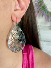 Load image into Gallery viewer, Flower Teardrop Dangle Earrings